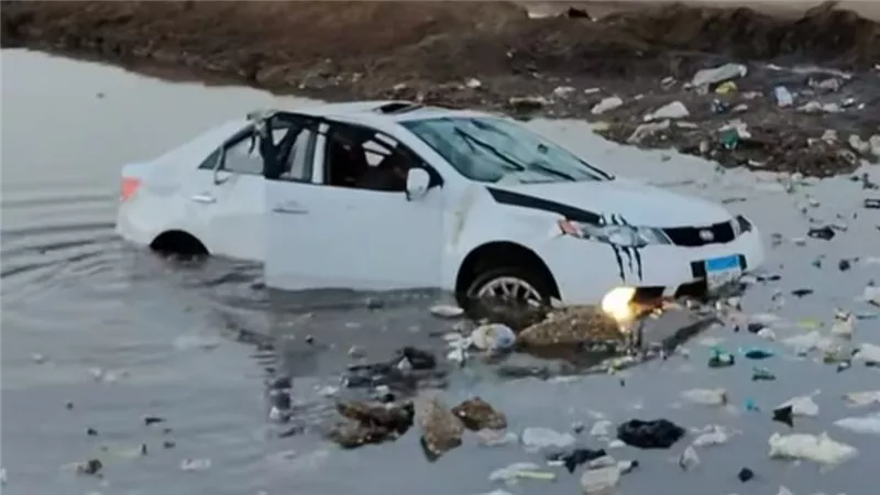 سقوط سيارة في مياه ملاحة مدينة بورفؤاد بمحافظة ببورسعيد