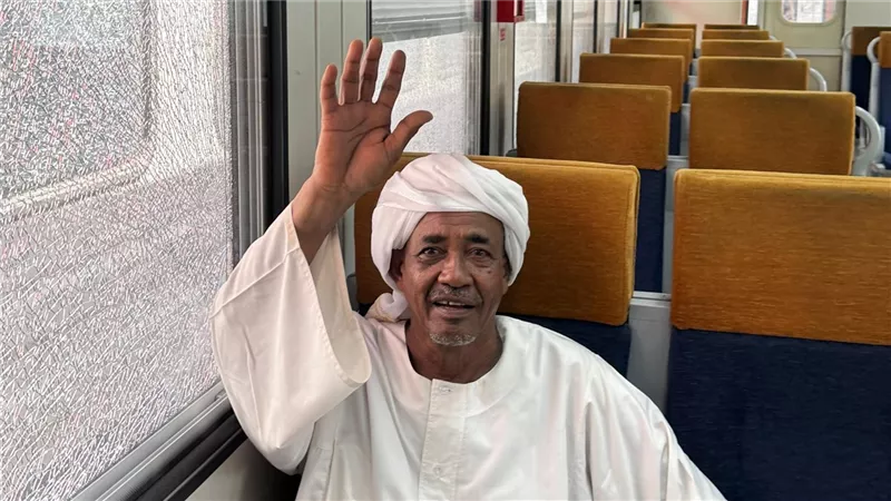 عودة السودانيين من مصر عبر القطار الرابع.. مشاهد وداع إنسانية في محطة رمسيس