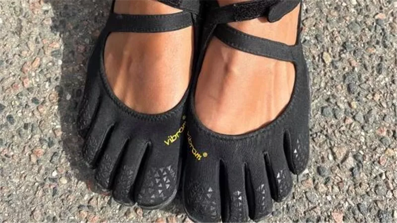 من سليبر المياه إلى تصميمات Vibram ..موضة الأحذية القبيحة تسيطر على صيف 2025
