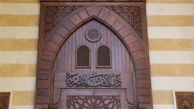 ما حكم أخذ مبلغ مالي عُثر عليها في الطريق؟.. أمين الفتوى يجيب