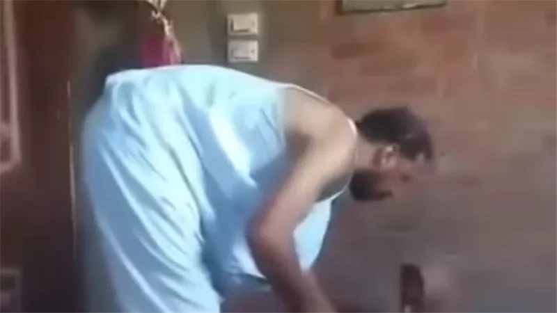 صرخات استغاثتها تهز الجدران.. ابن ينهال ضربًا على أمه المسنّة بالحزام