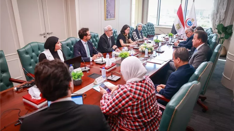 وزير الصحة يستقبل مستشار الرئيس الكولومبي لتعزيز التعاون في تقديم المساعدات