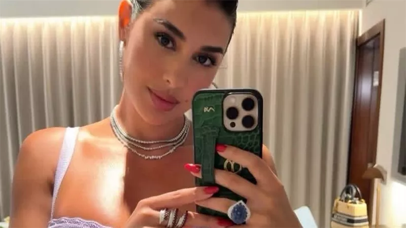 الفنانة ياسمين صبري تظهر بإطلالة شاطئية والسعر خيالي