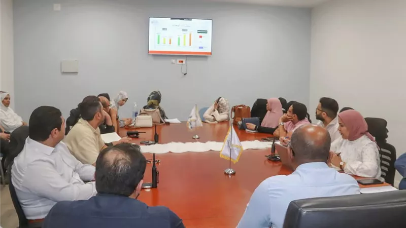 لتحسين الأداء.. مدير الرعاية الصحية بالسويس يترأس اجتماعًا لمديري المستشفيات