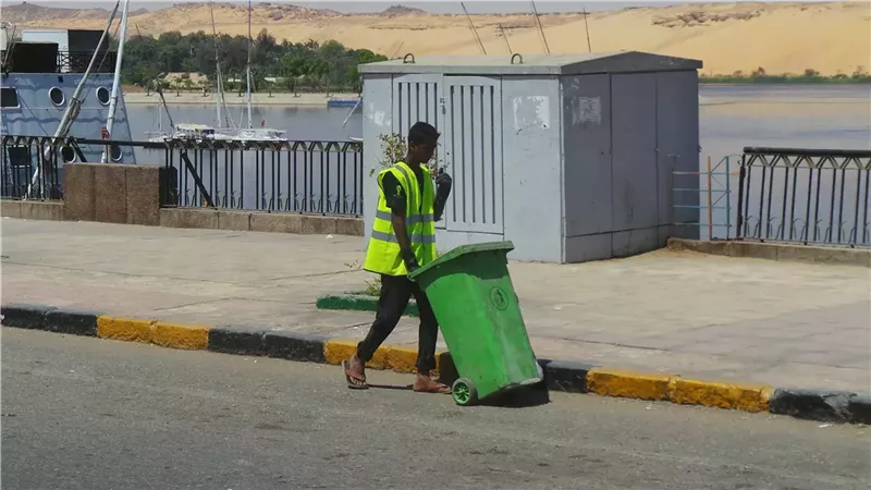 الإعلامية منى عبد الغني تشيد بقرار محافظ الجيزة بشأن عمال النظافة 