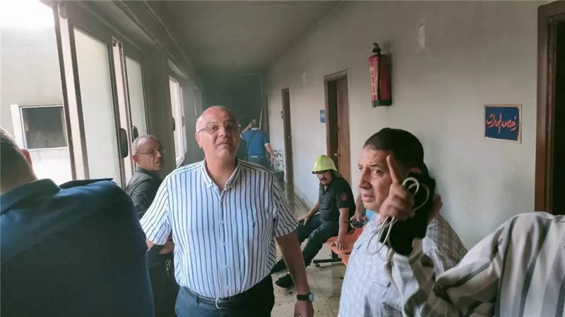 محافظ القليوبية يتفقد آثار حريق محدود في مبنى حي شرق شبرا الخيمة