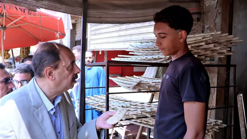 خلال جولة مفاجئة.. محافظ سوهاج يتفقد شوارع قرية برديس |  صور 