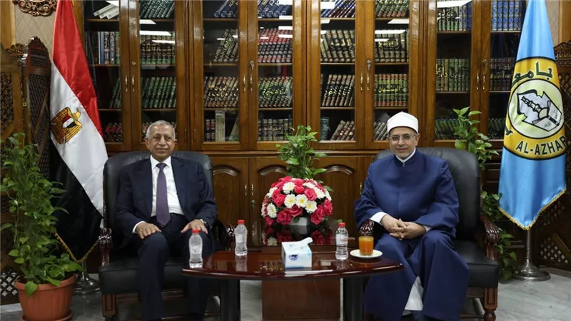 بحث التعاون بين الأكاديمية العربية للعلوم والتكنولوجيا وجامعة الأزهر بالعلمين