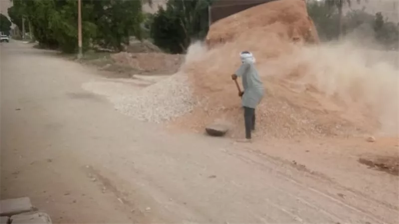 رئيس مدينة نجع حمادي يوقف عمل عمال النظافة وقت الذروة بسبب الموجة الحارة