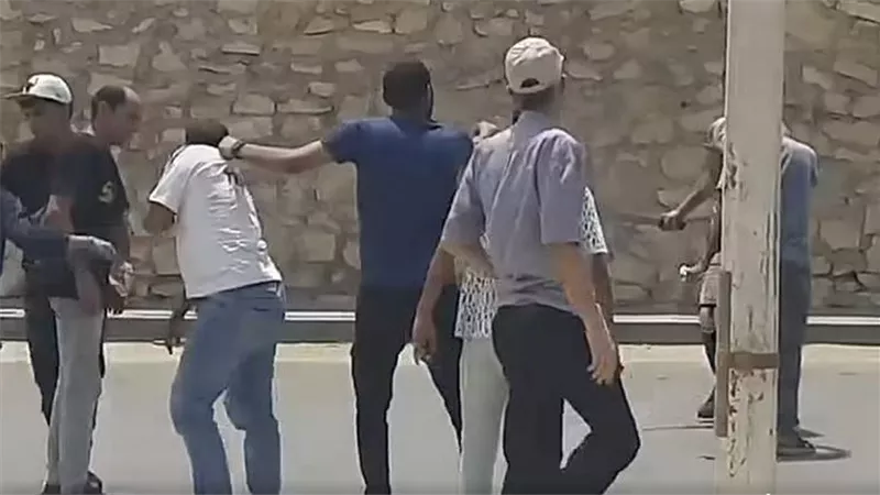 بالسنج والمطاوى.. بلطجية يسحلون شاب لسرقة «موتوسيكل» بمدينة 15 مايو | فيديو 