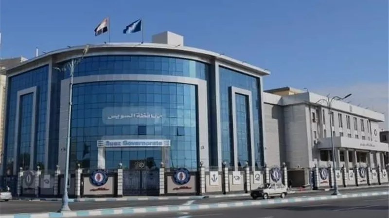   بسبب الموجة الحارة.. محافظ السويس يوجه بتعديل مواعيد عمل عمال النظافة