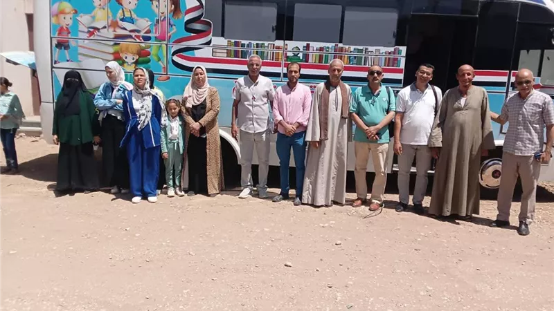 محافظ أسيوط: المكتبة المتنقلة تواصل نشر الوعي الثقافي والبيئي بين أهالي القرى 