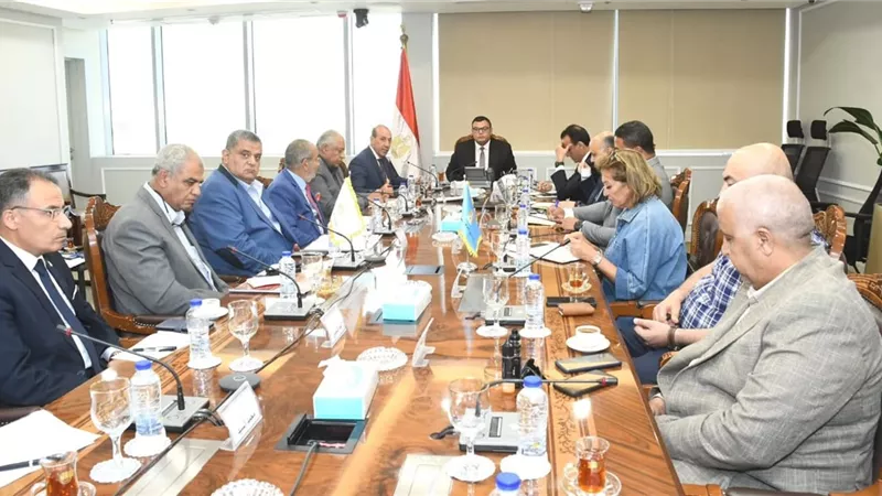 وزير الإسكان يعقد اجتماعا مع الشركات المنفذة لمشروع حدائق تلال الفسطاط