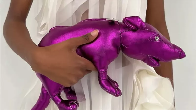 حقيبة Glam Rat Clutch تثير الجدل في أسبوع الموضة بكوبنهاجن