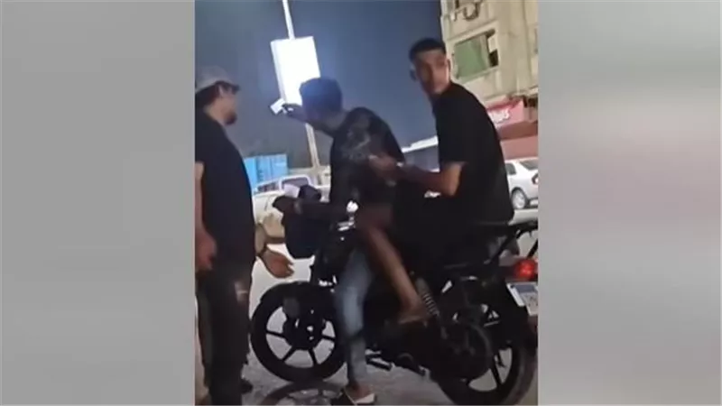 حاول الإعتداء عليه.. مواطن يوثق بيع مخدرات وسط الشارع ببولاق الدكرور| فيديو 