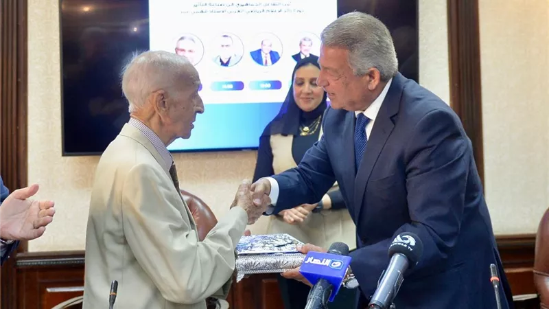 المهندس خالد عبدالعزيز يكرم رائد الإعلام العربي فهمي عمر