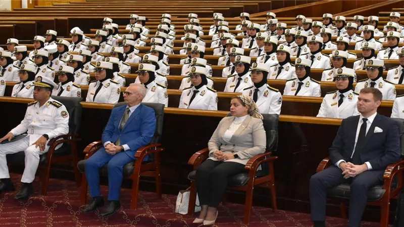 أكاديمية الشرطة تدرب طالباتها على كشف تزوير وثائق السفر بالتعاون مع 