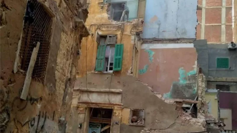 انهيار جزئي لعقار خالٍ من السكان في عين شمس دون إصابات