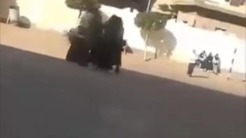 واقعة «الشلوت» .. النيابة تقرر حجز مدير مدرسة اعتدى على طالبات بالبحيرة                  