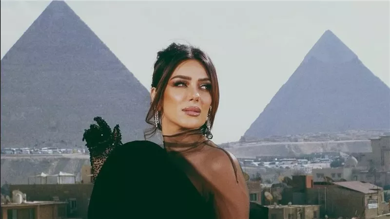 من أمام أهرامات الجيزة..انجي المقدم تخضع لجلسة تصوير بفستان أسود