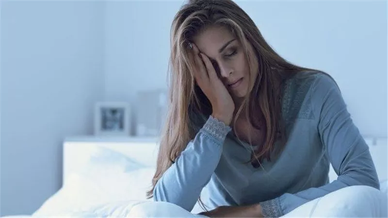 «مش مجرد كسل».. اعرف أسباب الشعور بالخمول والتكسير لما تصحى من النوم