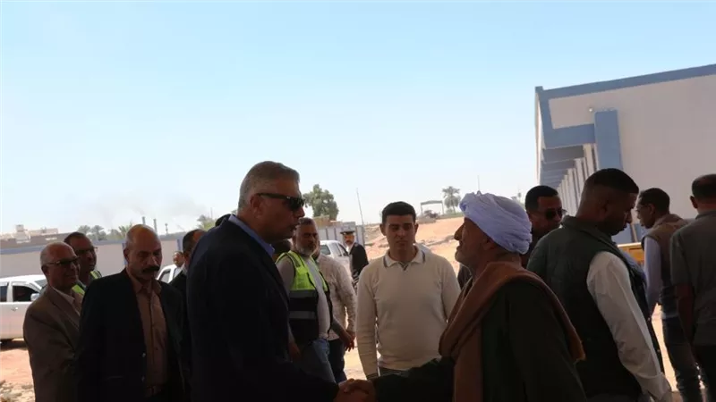 محافظ أسوان يتفقد مشروع إنشاء مجمع المواقف الشرقى للسيرفيس