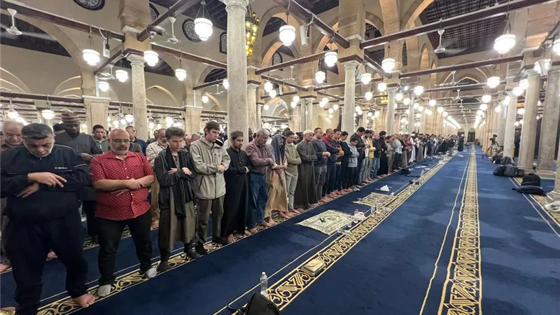 الجامع الأزهر يقيم التراويح الـ 16 برواية حفص وسط توافد آلاف المصلين