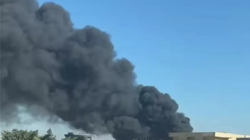 إخلاء المنازل المجاورة.. السيطرة على حريق هائل بمخزن كابلات ببرج العرب 