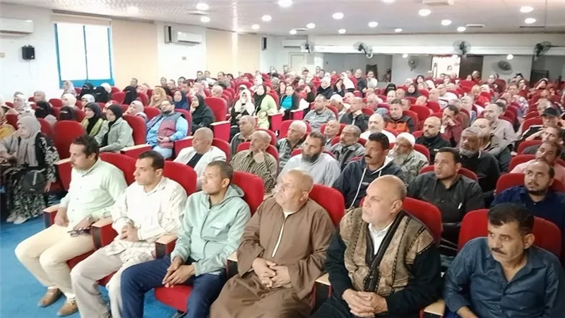 فهمي يترأس اجتماعًا موسعًا مع موظفي إدرة الفيوم الشبابية لمناقشة خطط تطوير الأنشطة الشبابية