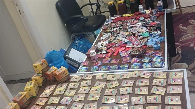 ضبط منشطات جنسية مجهولة المصدر و2700 قطعة شيكولاته منتهية الصلاحية بالفيوم 