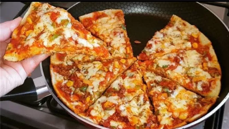 طريقة عمل بيتزا الطاسة السريعة والخفيفة على سحور رمضان