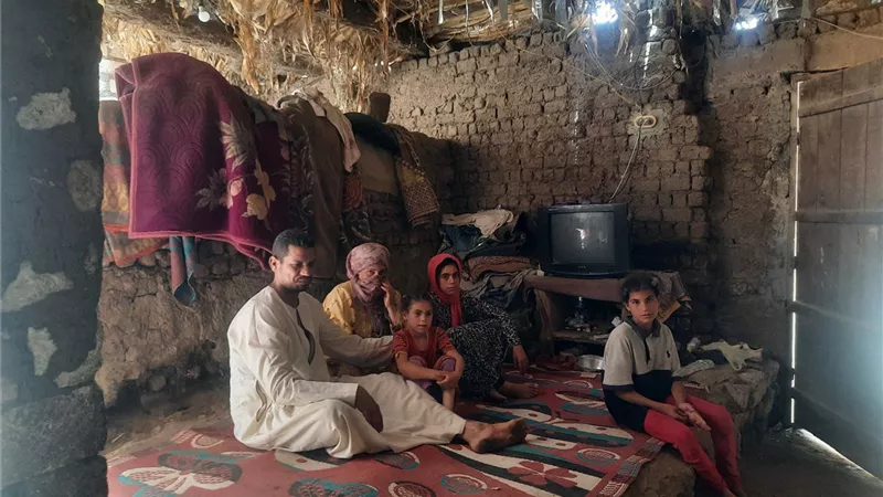 يصارعون من أجل البقاء.. استغاثة أسرة من 6 أفراد بالمنيا لـ رئيس الجمهورية: إحنا بنموت وحلمنا سقف يحمينا| صور
