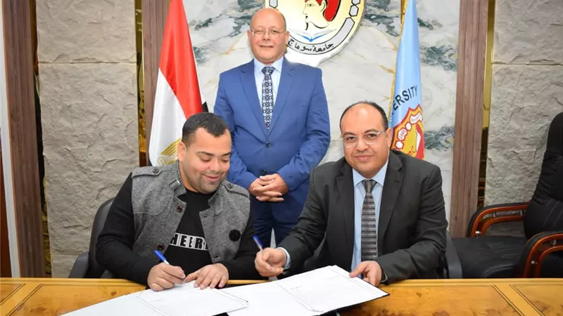 محمول وعصا ذكية وغذاء للذاكرة.. رئيس جامعة سوهاج يوقع 6 عقود رعاية مبتكرين