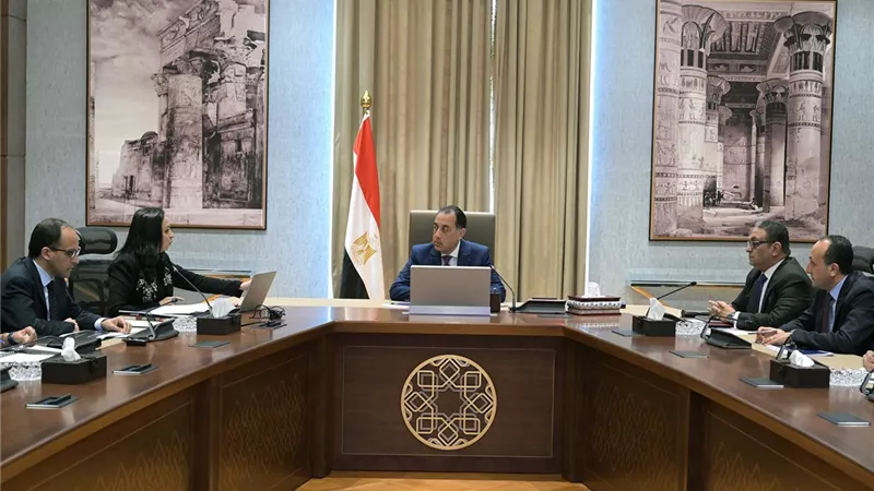 رئيس الوزراء يناقش أوضاع اللاجئين والوافدين المقيمين في مصر