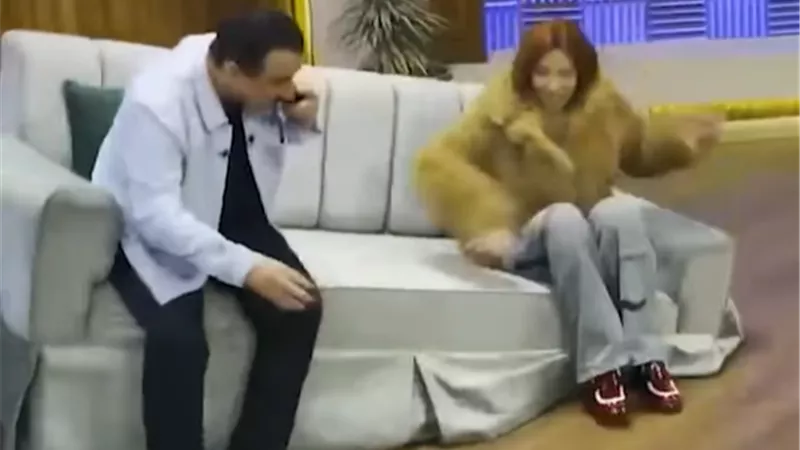 حسن العسيري ساخرًا من مي كساب: خسيتى وبردوا الكنبة مستحملتش  (فيديو)