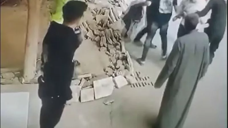 طالب ثانوي يطعن زميله بمطواة بعد خروجهم من المدرسة بالبدرشين