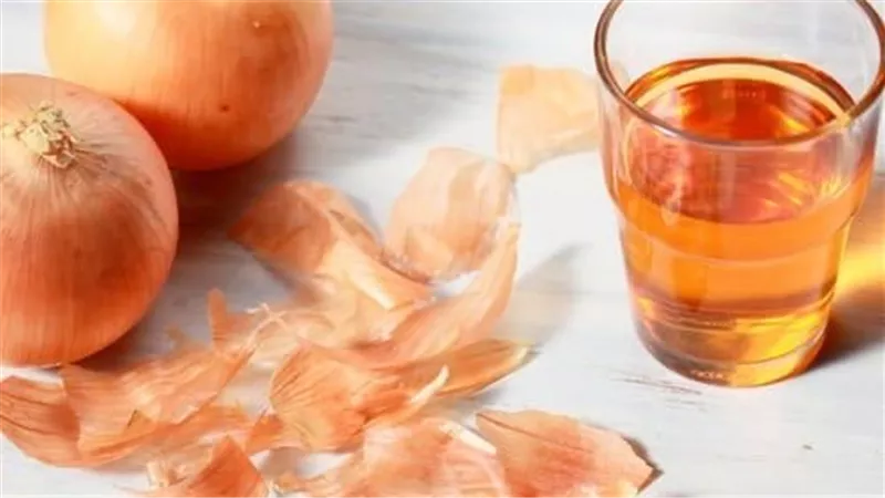 منها تحسين صحة الرحم والجهاز التنفسي.. اعرفي الفوائد المذهلة لمشروب ماء وقشرة البصل المغلي