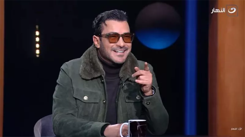 «قصة حب».. محمد رجب يكشف حقيقة زواجه من دانا حلبي| فيديو