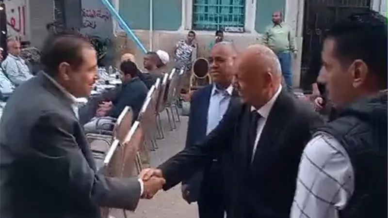 صدقة على روح شقيقه.. مصطفى بكري ينظم مائدة إفطار  بقرية المعنا فى قنا 