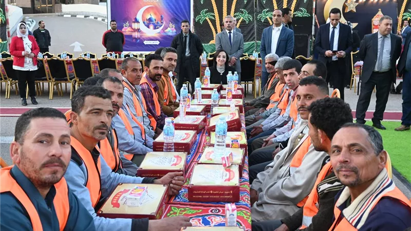 محافظ البحيرة تشارك 1000 من عمال النظافة حفل الإفطار الجماعي..وتُكرم 34 عامل
