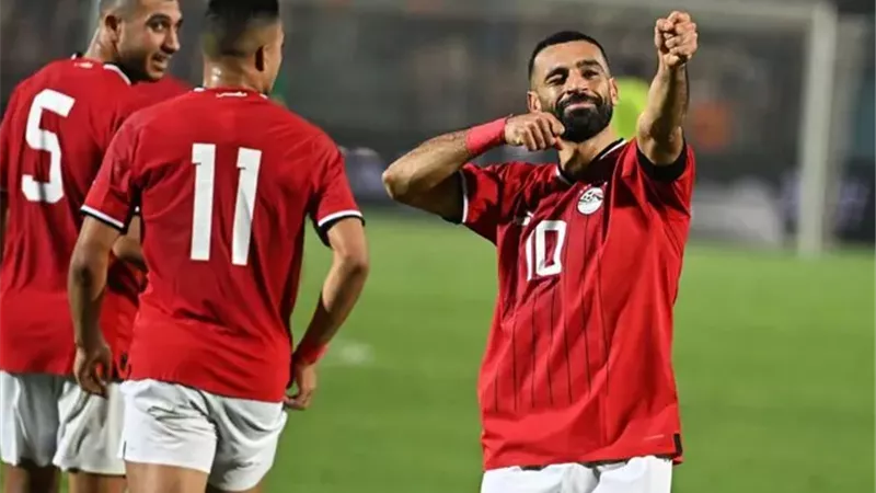 رئيس كاف : صلاح يستحق التتويج بالكرة الذهبية وتاريخ منتخب مصر كبير