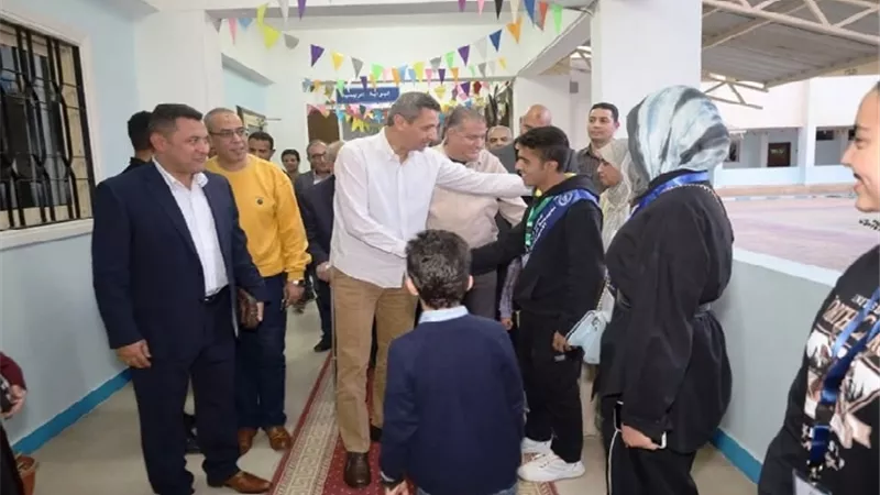 محافظ السويس يتتاول الإفطار مع أعضاء الاتحاد العام لطلاب المدارس 