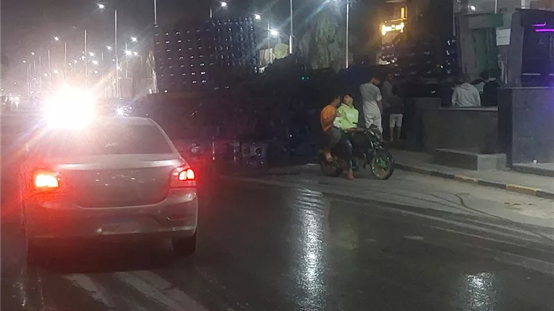 انقلاب سيارة محملة بالمياة المعدنية تعطل الحركة المرورية بطريق المنصورية 