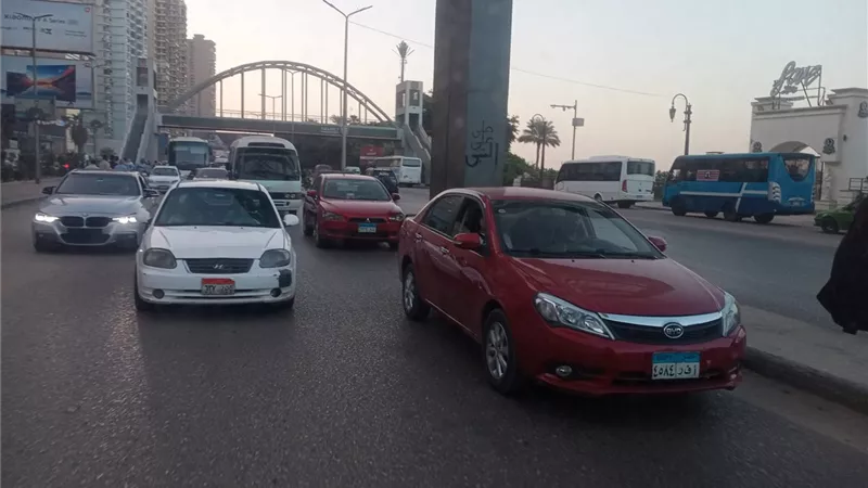 النشرة المرورية الصباحية.. كثافات متوسطة بالقاهرة والجيزة وخدمات إضافية لتنظيم الحركة