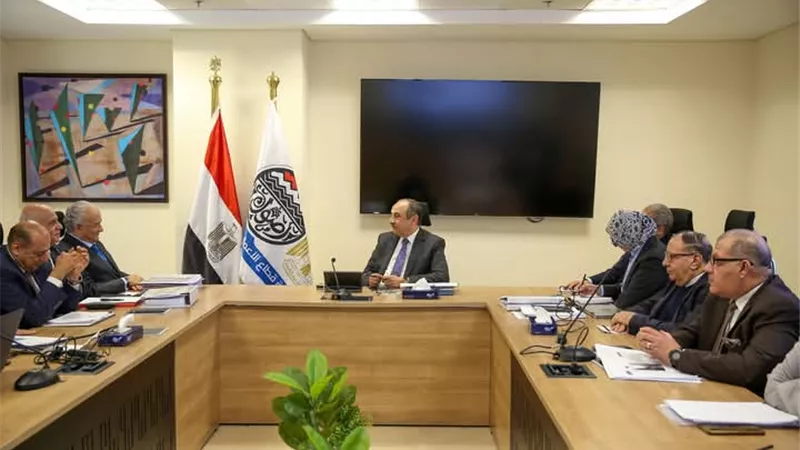 وزير قطاع الأعمال العام يستعرض موقف مشروعات 
