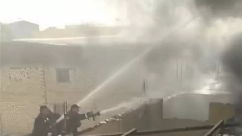 السيطرة على حريق هائل في مصنع بمنطقة العلالمة ببني سويف