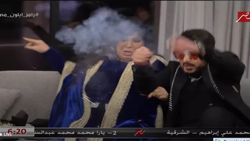 رامز جلال ساخرًا من فيفي عبده: حطه عشه فراخ تحت بطاطك