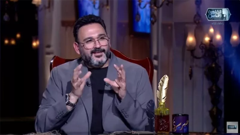 أكرم حسني يستعيد ذكرياته على الهواء.. ورسالة مؤثرة للشباب| فيديو