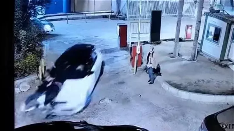 فتاة تدهس أب ونجله داخل جراج مول بالإسكندرية: سحلتهم لمسافة 10 أمتار