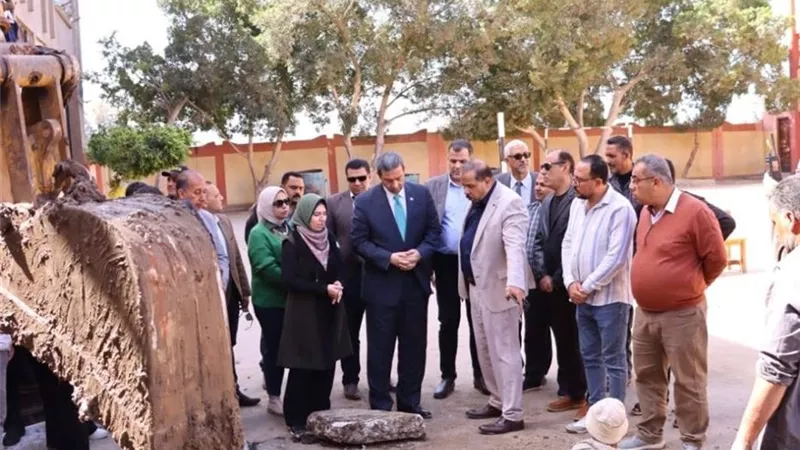 محافظ دمياط يتفقد مدرسة عثمان بن عفان الإعدادية ويوجه بحل مشكلة الصرف 